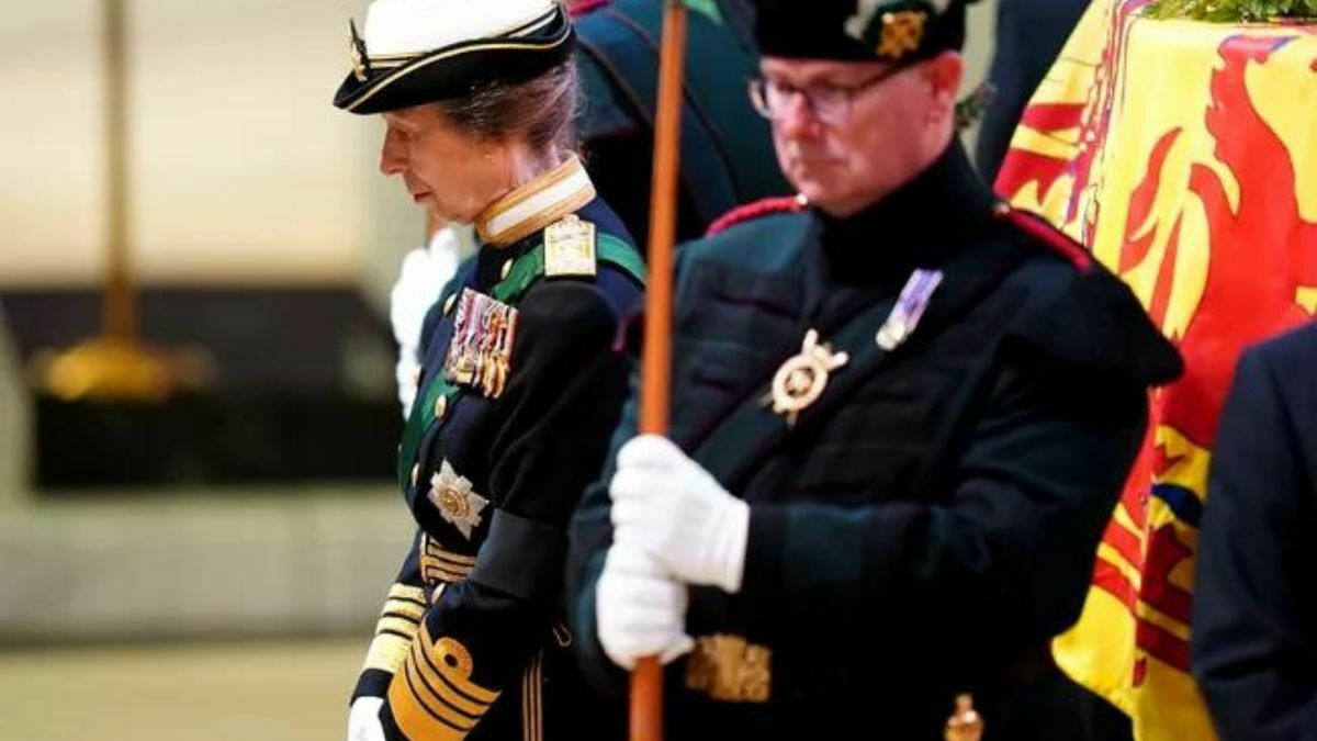 Princess Anne Makes History as Queen Elizabeth’s Children Unite for Vigil Beside Her Coffin